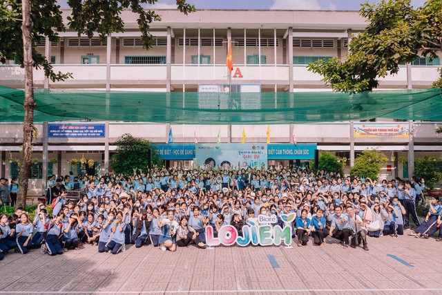 &ldquo;Túi t&ograve;-te di&ecirc;̣u kỳ Dzậy Th&igrave; LOJÌEM&rdquo; đổ bộ c&aacute;c trường cấp 2 TP.HCM: Hoạt động bổ &iacute;ch, qu&agrave; lại cực &ldquo;xịn&rdquo; - Ảnh 1.