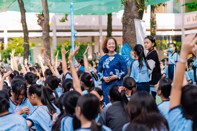 &ldquo;Túi t&ograve;-te di&ecirc;̣u kỳ Dzậy Th&igrave; LOJÌEM&rdquo; đổ bộ c&aacute;c trường cấp 2 TP.HCM: Hoạt động bổ &iacute;ch, qu&agrave; lại cực &ldquo;xịn&rdquo; - Ảnh 2.