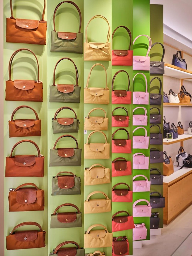 Check-in cửa h&agrave;ng Longchamp ch&iacute;nh h&atilde;ng tại Tr&agrave;ng Tiền c&ugrave;ng Lương Th&ugrave;y Linh, Jun Vũ, Dương T&uacute; Anh - Ảnh 4.