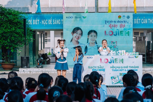 &ldquo;Túi t&ograve;-te di&ecirc;̣u kỳ Dzậy Th&igrave; LOJÌEM&rdquo; đổ bộ c&aacute;c trường cấp 2 TP.HCM: Hoạt động bổ &iacute;ch, qu&agrave; lại cực &ldquo;xịn&rdquo; - Ảnh 4.