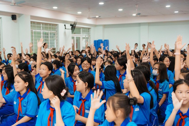 &ldquo;Túi t&ograve;-te di&ecirc;̣u kỳ Dzậy Th&igrave; LOJÌEM&rdquo; đổ bộ c&aacute;c trường cấp 2 TP.HCM: Hoạt động bổ &iacute;ch, qu&agrave; lại cực &ldquo;xịn&rdquo; - Ảnh 6.