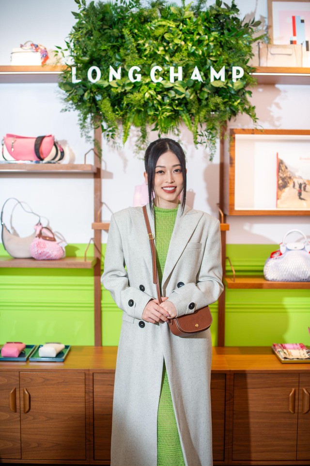 Check-in cửa h&agrave;ng Longchamp ch&iacute;nh h&atilde;ng tại Tr&agrave;ng Tiền c&ugrave;ng Lương Th&ugrave;y Linh, Jun Vũ, Dương T&uacute; Anh - Ảnh 10.