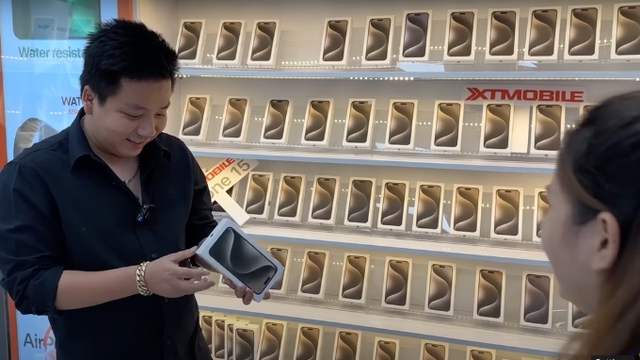 Khoa Pug mạnh tay chi 500 triệu mua dàn iPhone 15 Pro Max đủ màu tại XTmobile - Ảnh 1. Khoa Pug mạnh tay chi 500 triệu mua dàn iPhone 15 Pro Max đủ màu tại XTmobile - Ảnh 1.