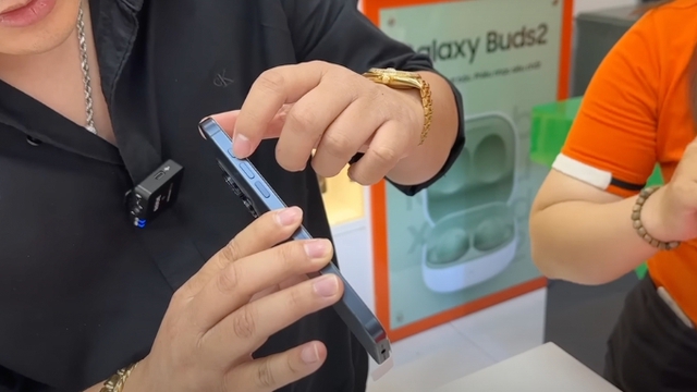 Khoa Pug mạnh tay chi 500 triệu mua dàn iPhone 15 Pro Max đủ màu tại XTmobile - Ảnh 3. Khoa Pug mạnh tay chi 500 triệu mua dàn iPhone 15 Pro Max đủ màu tại XTmobile - Ảnh 3.