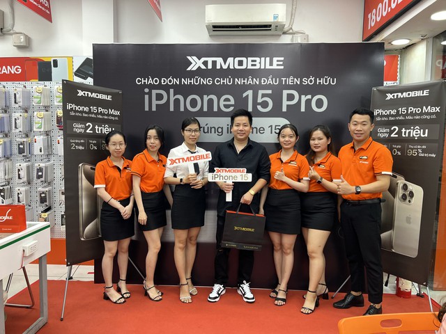 Khoa Pug mạnh tay chi 500 triệu mua dàn iPhone 15 Pro Max đủ màu tại XTmobile - Ảnh 4. Khoa Pug mạnh tay chi 500 triệu mua dàn iPhone 15 Pro Max đủ màu tại XTmobile - Ảnh 4.