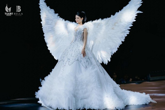 Dàn sao quy tụ trong show diễn của TuArt Wedding tại phố đi bộ Hoàn Kiếm - Ảnh 1.