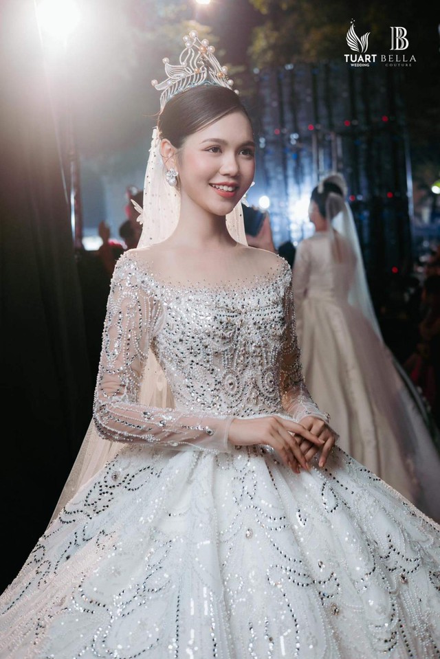 Dàn sao quy tụ trong show diễn của TuArt Wedding tại phố đi bộ Hoàn Kiếm - Ảnh 2.