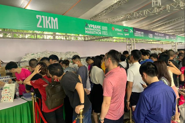 Dàn runner xúng xính đi nhận Bib VPIM 2023 - Ảnh 1.