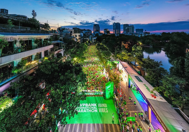 VPBank Hanoi International Marathon 2023: VĐV Phạm Tiến Sản vô địch sau màn tái đấu với chân chạy châu Phi - Ảnh 1.