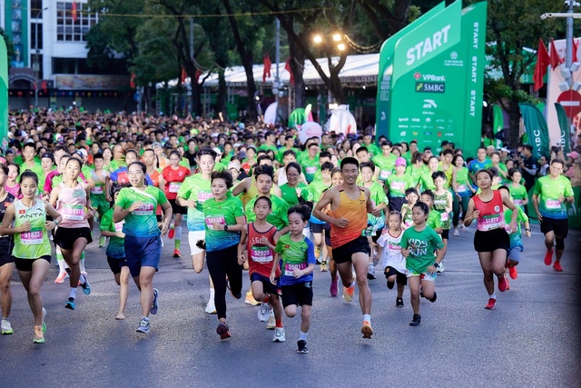 VPBank Hanoi International Marathon 2023: VĐV Phạm Tiến Sản vô địch sau màn tái đấu với chân chạy châu Phi - Ảnh 3.