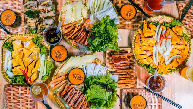 Kh&aacute;m ph&aacute; hương vị nem nướng Nha Trang ngon chuẩn vị c&ugrave;ng Hắt 2 &Ocirc; - Ảnh 1.