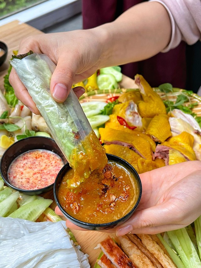 Kh&aacute;m ph&aacute; hương vị nem nướng Nha Trang ngon chuẩn vị c&ugrave;ng Hắt 2 &Ocirc; - Ảnh 2.