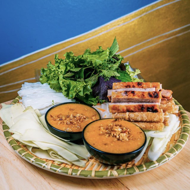 Kh&aacute;m ph&aacute; hương vị nem nướng Nha Trang ngon chuẩn vị c&ugrave;ng Hắt 2 &Ocirc; - Ảnh 3.