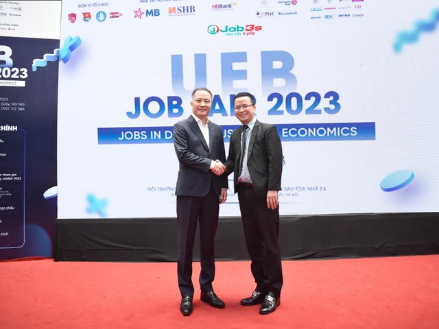 Job3s.vn tạo sự “bùng nổ” với hàng ngàn cơ hội hấp dẫn cho sinh viên tại Ngày hội việc làm UEB JOB FAIR 2023 - Ảnh 1.