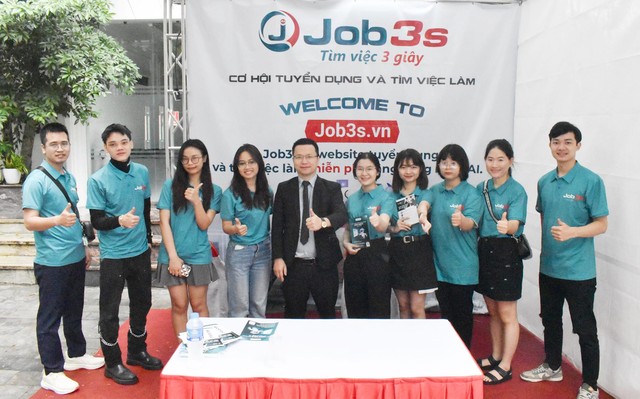 Job3s.vn tạo sự “bùng nổ” với hàng ngàn cơ hội hấp dẫn cho sinh viên tại Ngày hội việc làm UEB JOB FAIR 2023 - Ảnh 2.