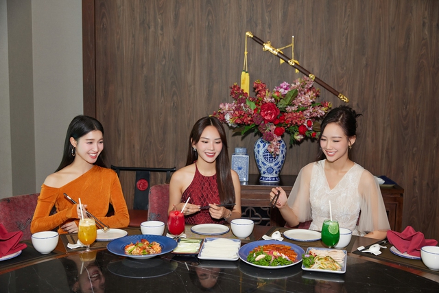 Khám phá ẩm thực Trung Hoa tại Quy Nhơn cùng Top 3 Miss World Việt Nam 2022 - Ảnh 1.