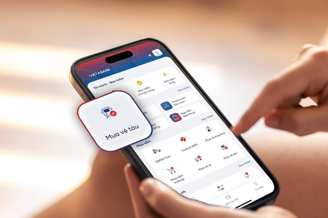 Người tất bật xếp h&agrave;ng, người đủng đỉnh đặt v&eacute; t&agrave;u tr&ecirc;n VietABank EzMobile tiết kiệm 100.000 đồng - Ảnh 1.