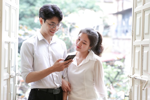 Người tất bật xếp h&agrave;ng, người đủng đỉnh đặt v&eacute; t&agrave;u tr&ecirc;n VietABank EzMobile tiết kiệm 100.000 đồng - Ảnh 3.