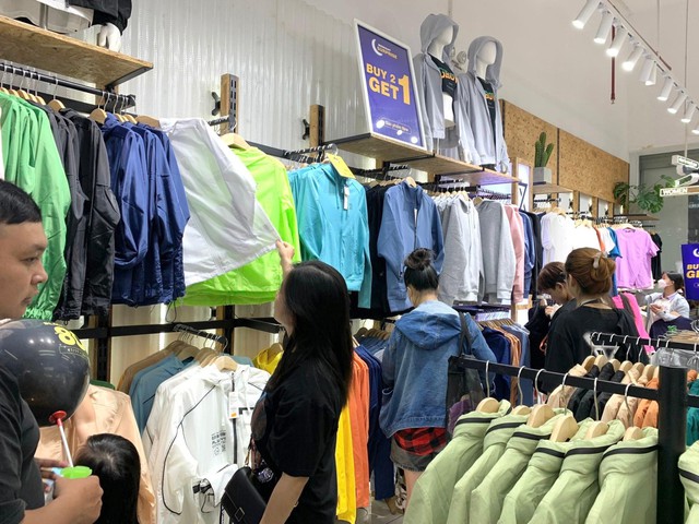 Độc lạ S&agrave;i G&ograve;n: Mở sale giữa đ&ecirc;m, kh&aacute;ch h&agrave;ng nườm nượp mua sắm - Ảnh 3.