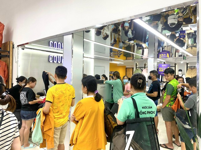 Độc lạ S&agrave;i G&ograve;n: Mở sale giữa đ&ecirc;m, kh&aacute;ch h&agrave;ng nườm nượp mua sắm - Ảnh 4.
