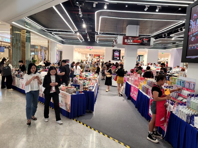 Ch&agrave;o đ&oacute;n chuỗi sự kiện si&ecirc;u mua sắm Black Friday ho&agrave;nh tr&aacute;ng nhất năm tại TP. Hồ Ch&iacute; Minh - Ảnh 4.