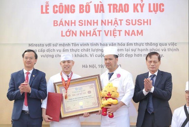 Chiếc bánh sinh nhật sushi khổng lồ đạt kỷ lục Việt Nam - Ảnh 1.
