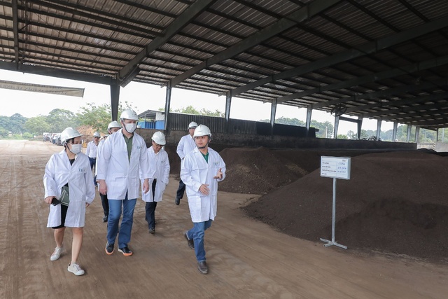 Bộ trưởng Nông nghiệp Kaluga ấn tượng với trang trại TH true MILK - Ảnh 3.