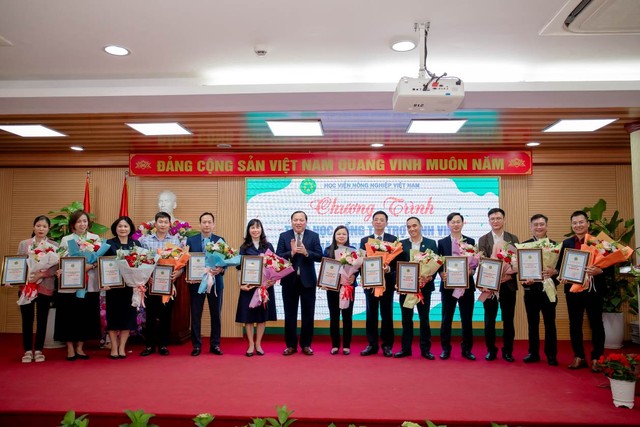 Trao học bổng tài trợ sinh viên năm học 2023-2024 tại Học viện Nông nghiệp Việt Nam - Ảnh 3.