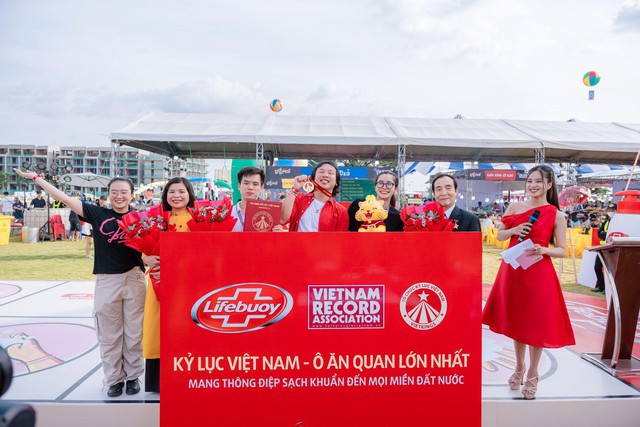 Lifebuoy chính thức xác lập kỷ lục Bộ trò chơi Ô Ăn Quan lớn nhất Việt Nam - Ảnh 1.
