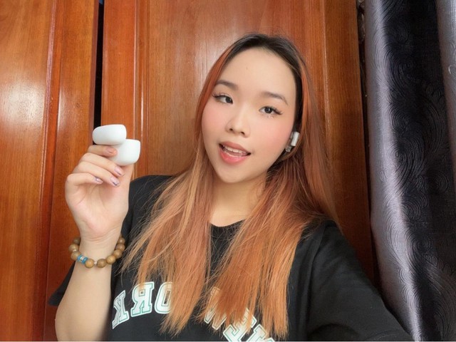 Youtuber Emily N&egrave; v&agrave; A S&iacute;ng Đi Đại H&agrave;n chuộng tai nghe TWS si&ecirc;u chống ồn, pin si&ecirc;u tr&acirc;u - Ảnh 1.