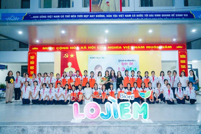 Gh&eacute; thăm H&agrave; Nội, &ldquo;T&uacute;i t&ograve;-te diệu kỳ Dzậy Th&igrave; LOJ&Igrave;EM&rdquo; để lại dấu ấn đ&aacute;ng nhớ cho c&aacute;c bạn học sinh Thủ đ&ocirc; - Ảnh 1.