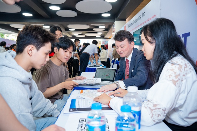 Hàng ngàn sinh viên HUTECH “săn” hơn 2.500 đầu việc hấp dẫn tại Japan Job Fair 2023 - Ảnh 3.