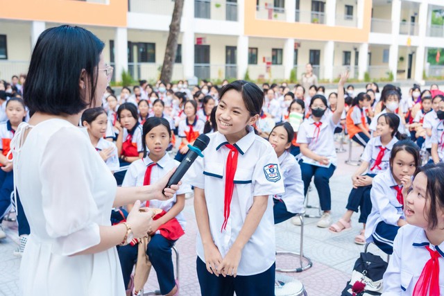 Ghé thăm Hà Nội, “Túi tò-te diệu kỳ Dzậy Thì LOJÌEM” để lại dấu ấn đáng nhớ cho các bạn học sinh Thủ đô - Ảnh 5.