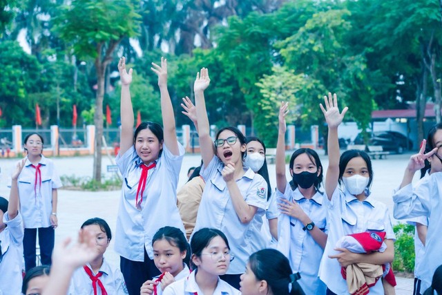 Ghé thăm Hà Nội, “Túi tò-te diệu kỳ Dzậy Thì LOJÌEM” để lại dấu ấn đáng nhớ cho các bạn học sinh Thủ đô - Ảnh 6.