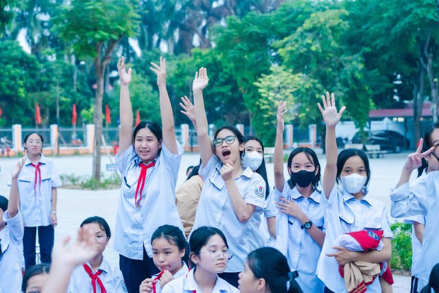 Gh&eacute; thăm H&agrave; Nội, &ldquo;T&uacute;i t&ograve;-te diệu kỳ Dzậy Th&igrave; LOJ&Igrave;EM&rdquo; để lại dấu ấn đ&aacute;ng nhớ cho c&aacute;c bạn học sinh Thủ đ&ocirc; - Ảnh 6.