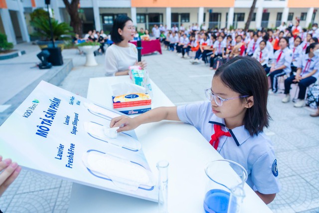 Gh&eacute; thăm H&agrave; Nội, &ldquo;T&uacute;i t&ograve;-te diệu kỳ Dzậy Th&igrave; LOJ&Igrave;EM&rdquo; để lại dấu ấn đ&aacute;ng nhớ cho c&aacute;c bạn học sinh Thủ đ&ocirc; - Ảnh 7.