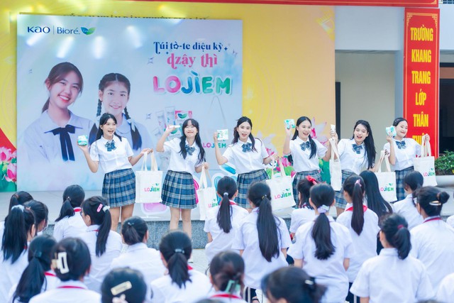 Gh&eacute; thăm H&agrave; Nội, &ldquo;T&uacute;i t&ograve;-te diệu kỳ Dzậy Th&igrave; LOJ&Igrave;EM&rdquo; để lại dấu ấn đ&aacute;ng nhớ cho c&aacute;c bạn học sinh Thủ đ&ocirc; - Ảnh 9.