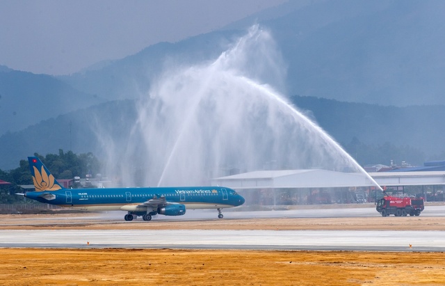Chuyến bay đánh dấu cột mốc lịch sử mới của sân bay Điện Biên - Ảnh 2.