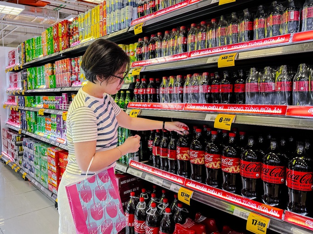 Muôn kiểu sắc thái cảm nhận về bao bì Tết 2024 của Coca-Cola - Ảnh 1.