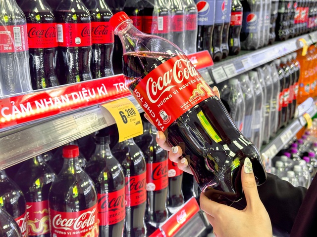 Muôn kiểu sắc thái cảm nhận về bao bì Tết 2024 của Coca-Cola - Ảnh 2.