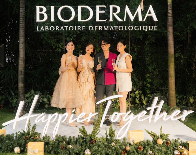Tận hưởng m&ugrave;a Gi&aacute;ng sinh ngập tr&agrave;n hạnh ph&uacute;c với đ&ecirc;m tiệc Happier Together từ BIODERMA - Ảnh 1.