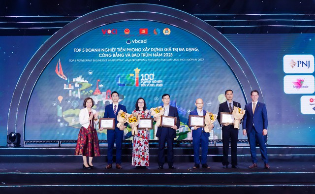 PNJ dẫn đầu Top 10 doanh nghiệp phát triển bền vững 2023 - Ảnh 1.