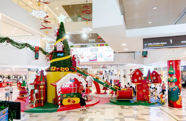 Tọa độ check-in mới: Vùng đất Giáng sinh nhiệm màu SC VivoCity - Ảnh 2.