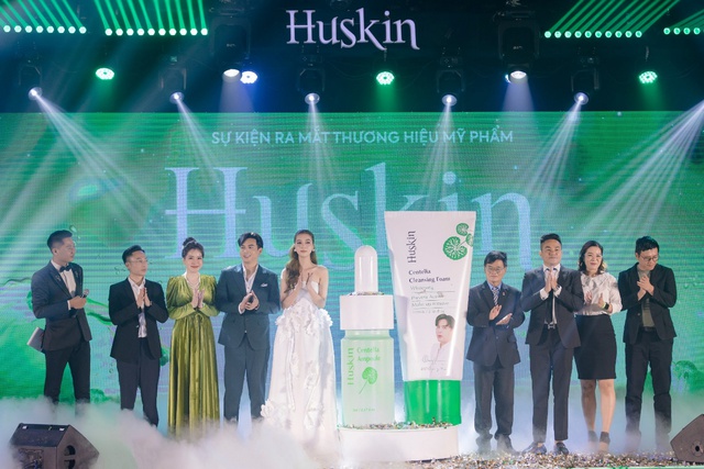 Vợ chồng Hồ Quang Hiếu ra mắt thương hiệu mỹ phẩm Huskin - Ảnh 1.