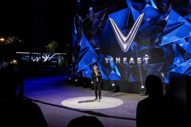 Từ choáng ngợp đến thăng hoa: Khi VinFast cùng Lê Thanh Hòa dẫn lối đam mê với màn ra mắt VF 7 đầy cảm hứng - Ảnh 9.