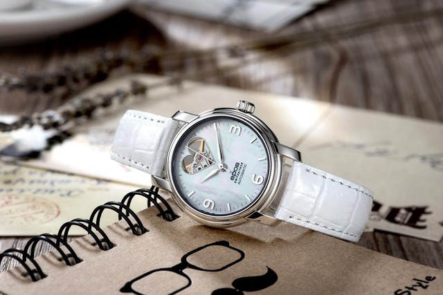 Happy Holidays - Happy Shopping với chương tr&igrave;nh giảm gi&aacute; sốc tới 40% tại Đăng Quang Watch - Ảnh 2.