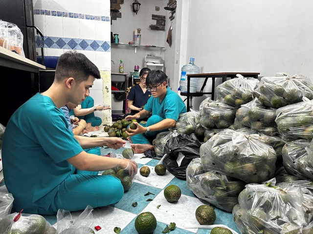 Hơn 500 kg cam sành của bà con miền Tây được một doanh nghiệp Việt dùng làm quà tặng khách hàng - Ảnh 1.