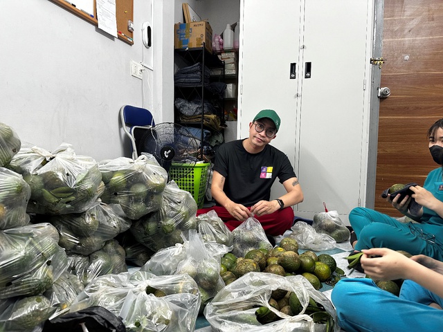 Hơn 500 kg cam sành của bà con miền Tây được một doanh nghiệp Việt dùng làm quà tặng khách hàng - Ảnh 2.
