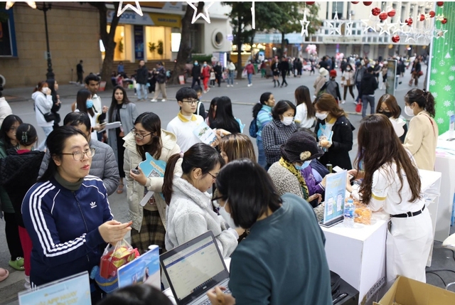 Cùng ngắm tuyết rơi và săn vé máy bay ưu đãi tại Christmas Fair - Ảnh 1.