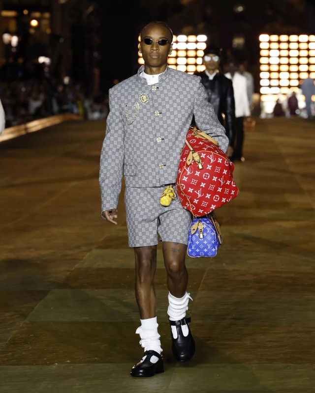 Gi&aacute;m đốc s&aacute;ng tạo Pharrell Williams v&agrave; cuộc chơi ph&aacute; c&aacute;ch tr&ecirc;n những thiết kế t&uacute;i Louis Vuitton m&ugrave;a Xu&acirc;n - H&egrave; 2024 - Ảnh 1.
